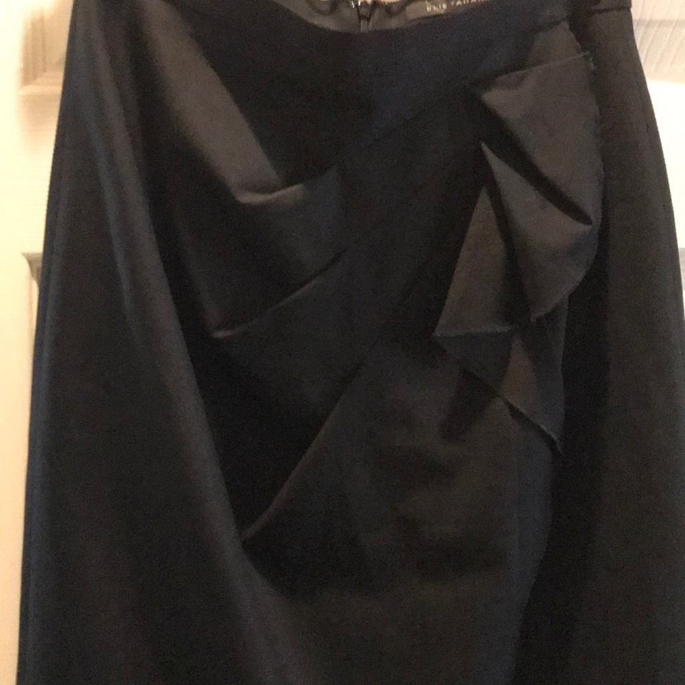 Elie Tahari Black Skirt with Front Pleats Design